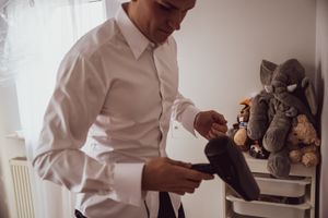 pan młody, panna młoda, przygotowania ślubne, ślub, wesele, fotograf ślubny, reportaż ślubny, garnitur, świadek