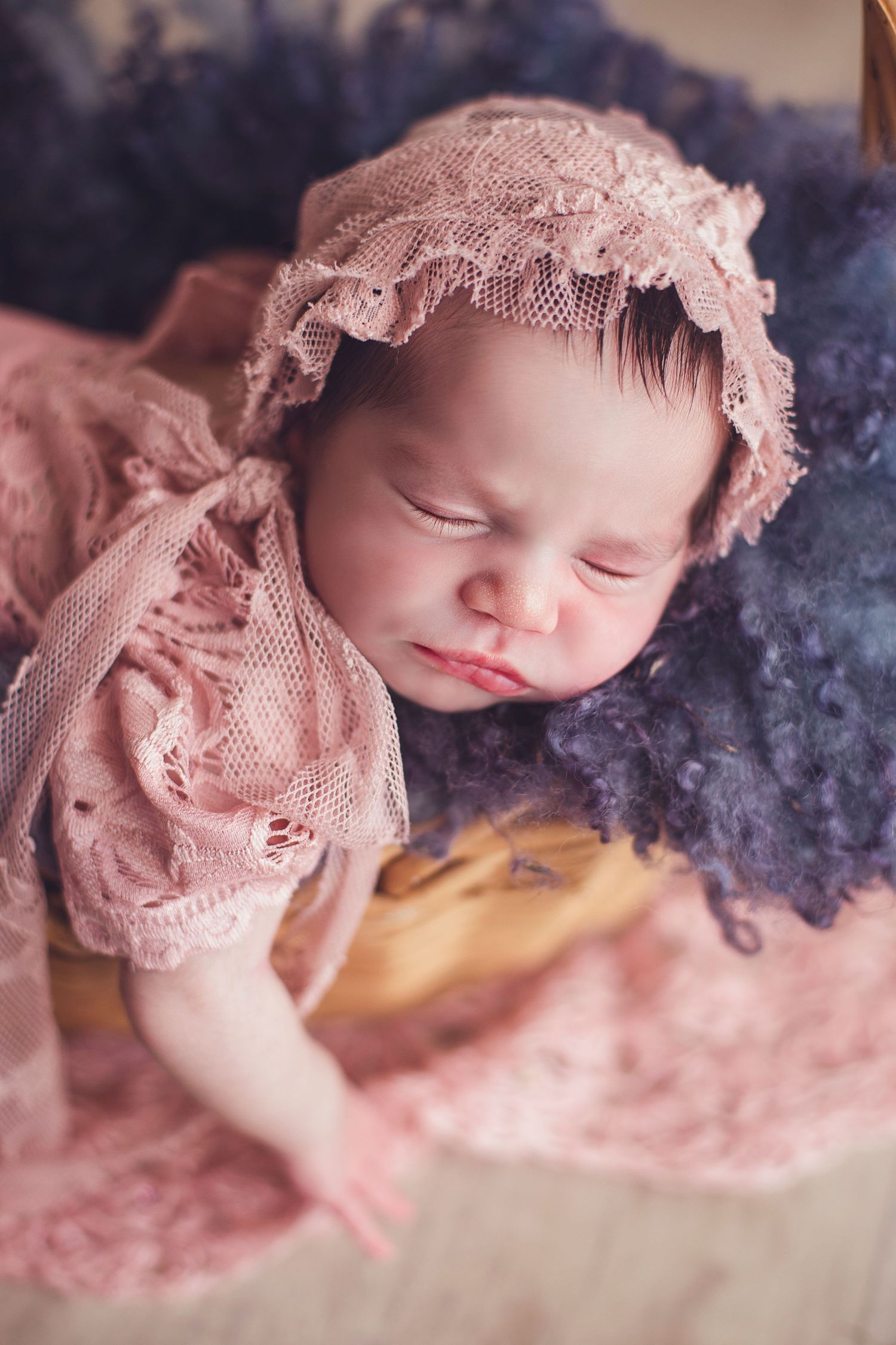recien nacida puerto rico, dentro de canasta con un gorrito en lace detres photography