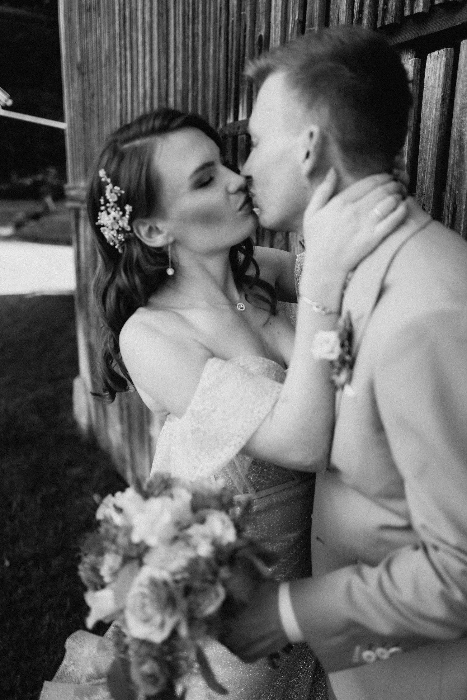 Herzlicher Moment zwischen Braut und Bräutigam – aufgenommen von einem Hochzeitsfotografen in Tübingen.
