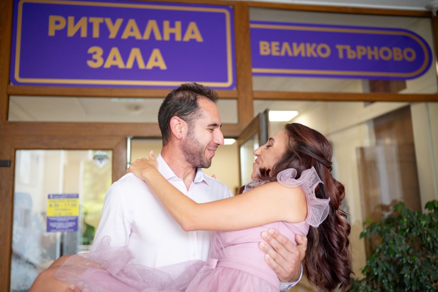 Сватбена фотосесия във Велико Търново, съчетание между нежността на естествената светлина и editorial style, естествени цветове