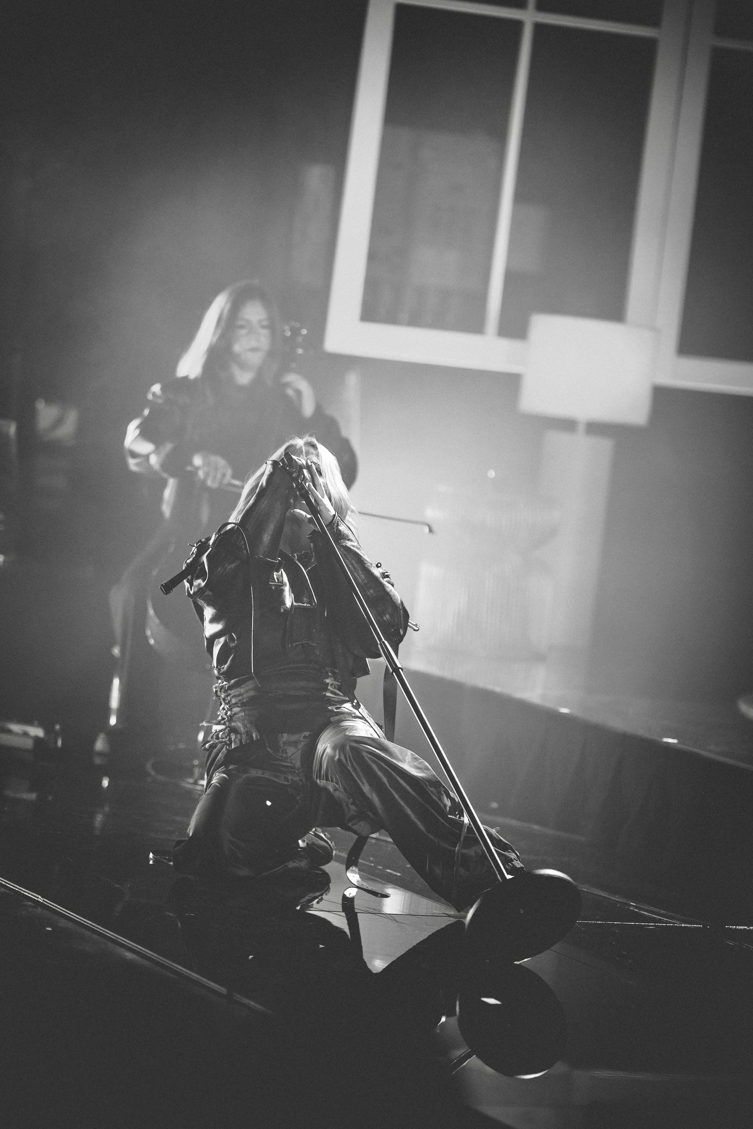 Fotograf dokumenterar hela konserten – stämningsfulla bilder från Slagthuset