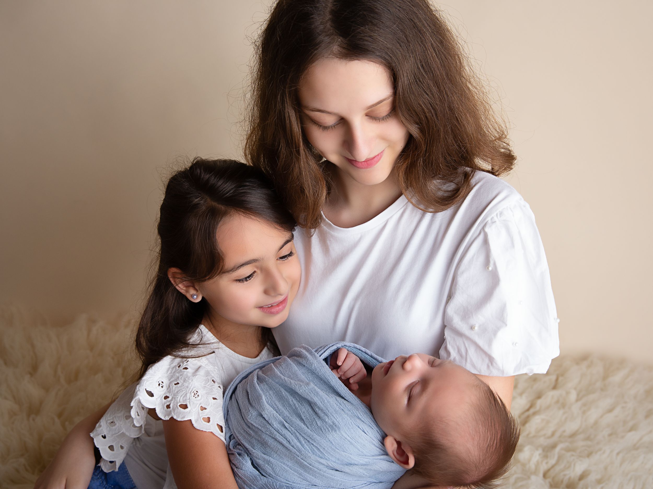 newborn-baby-boy-photoshoot-malta-baby-with-siblings-pose