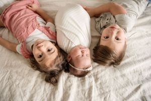sibling newborn poses
