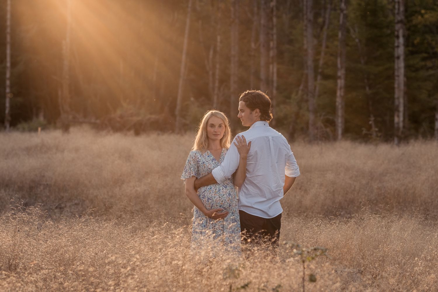 Forlovet par i solnedgang i Strand