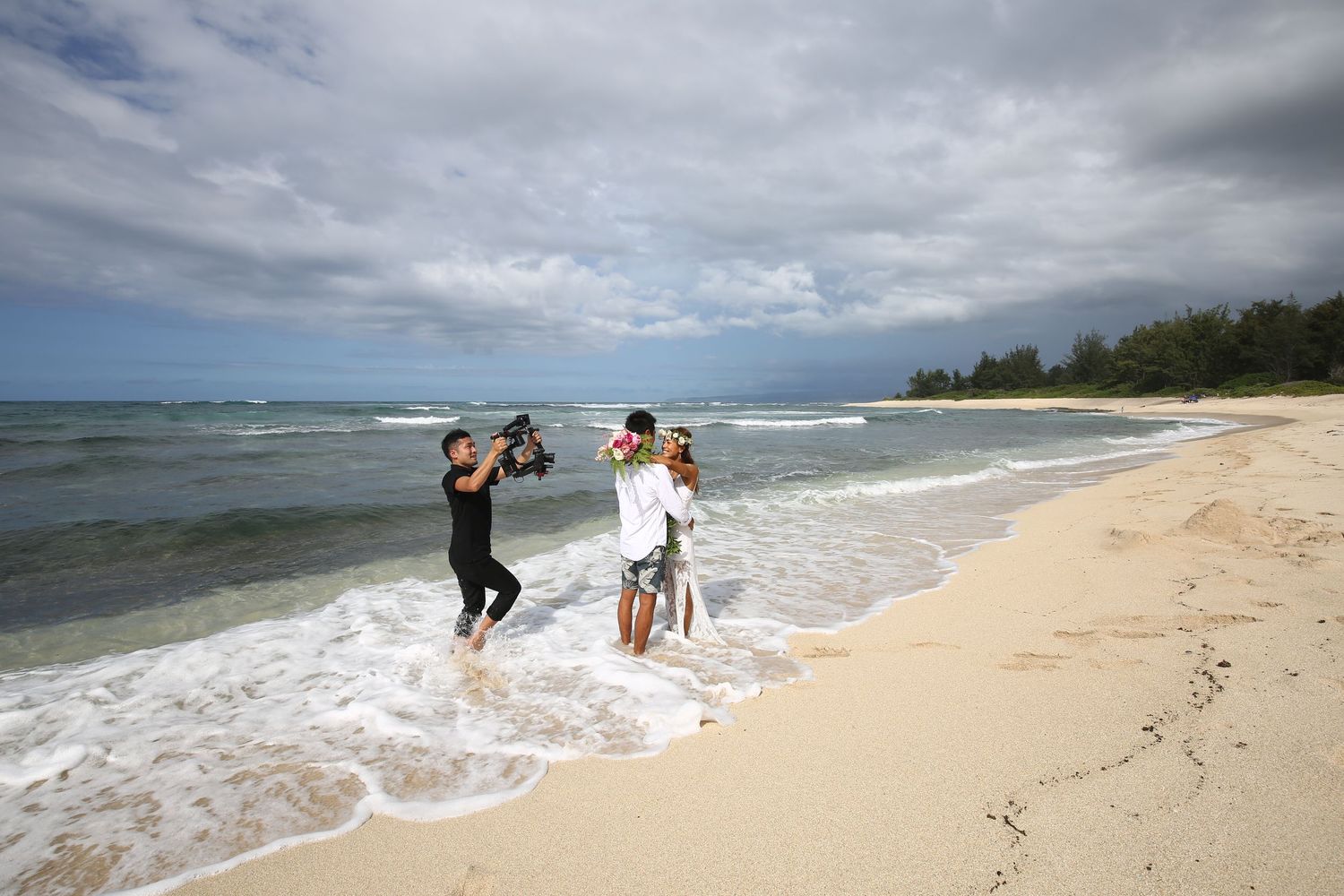Two photographers shooting on a sandy beach with ocean waves and dramatic cloudy skies in Hawaii.
カメラマン指名
ハワイウェディング
ハワイ挙式