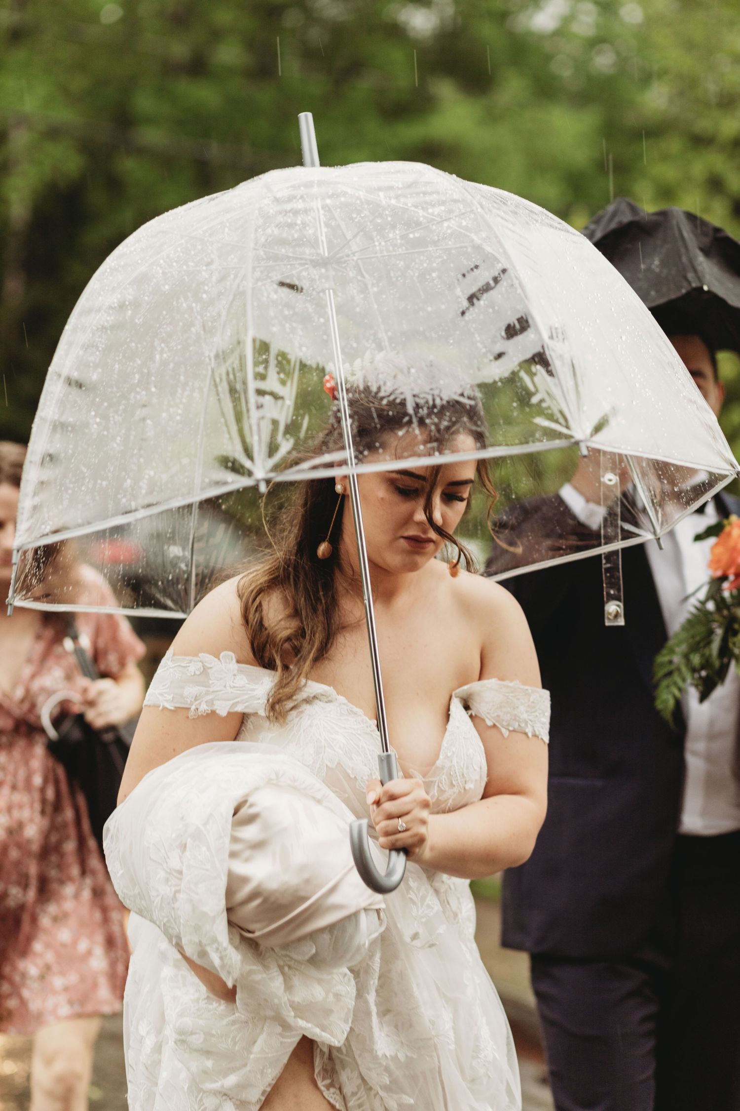 bride holding umbrella rainy wedding day Montreal photographer