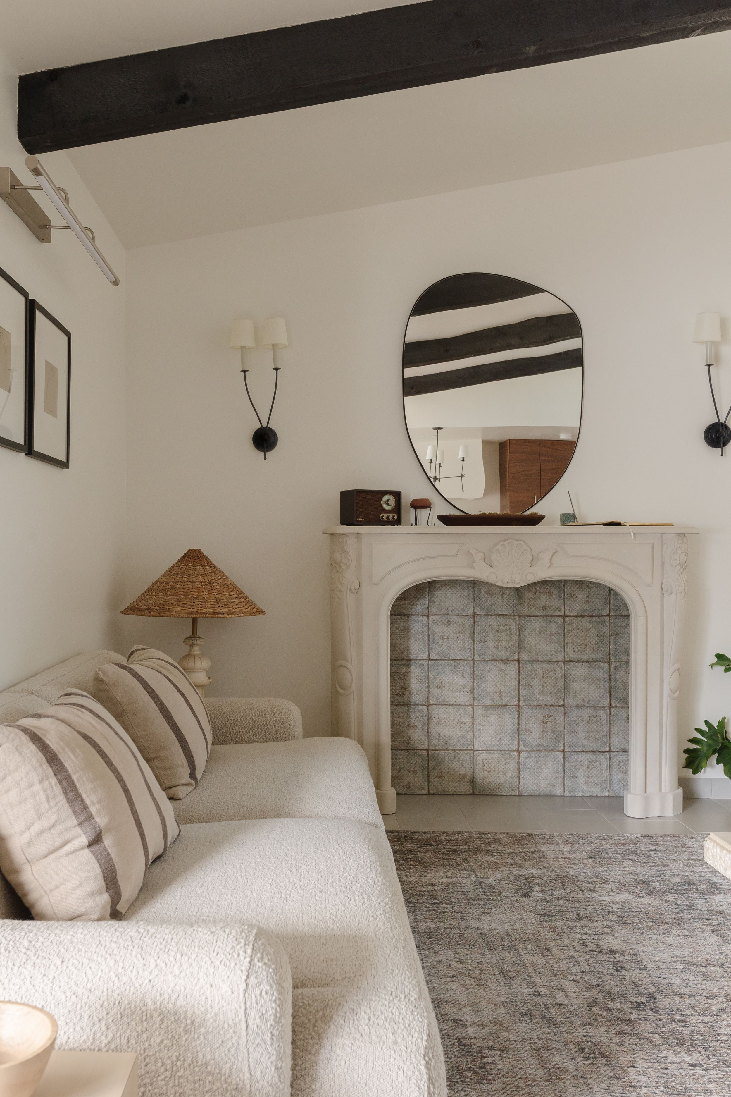 Tara Correa's photography focuses on capturing the architectural interiors of commercial and residential spaces.