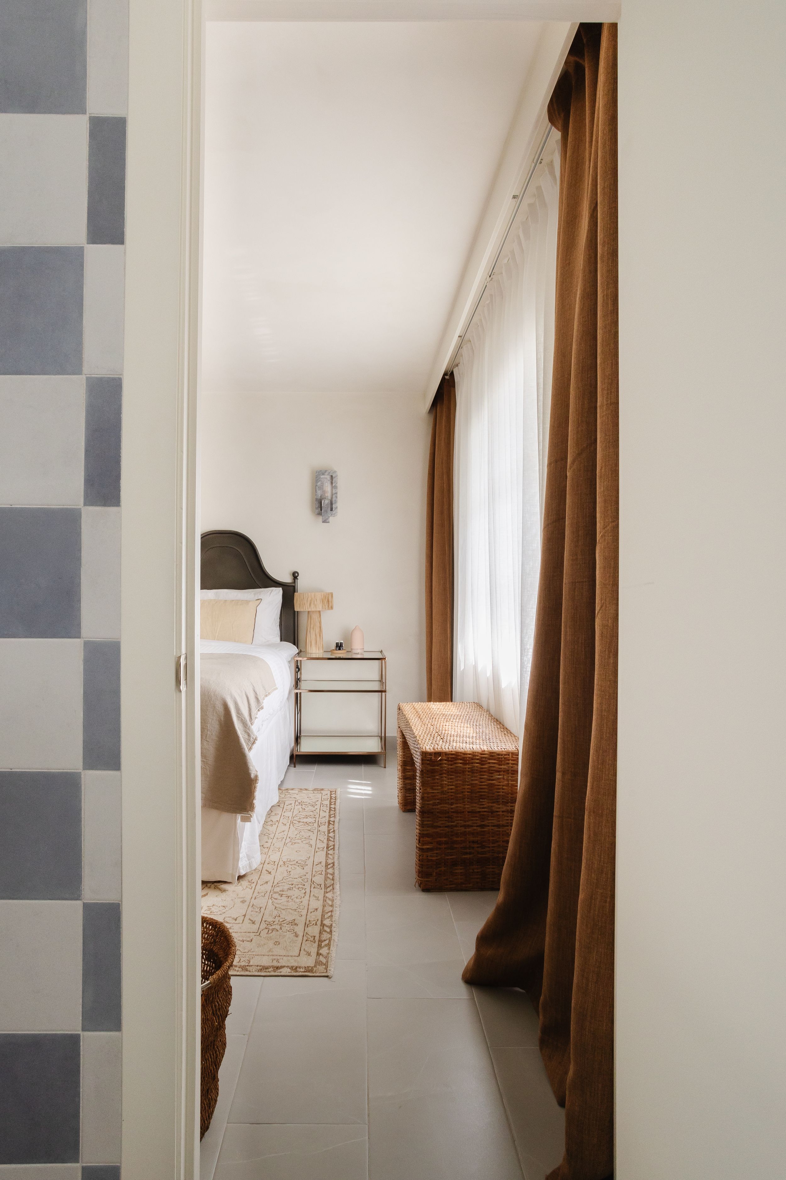 Tara Correa's photography focuses on capturing the architectural interiors of commercial and residential spaces.