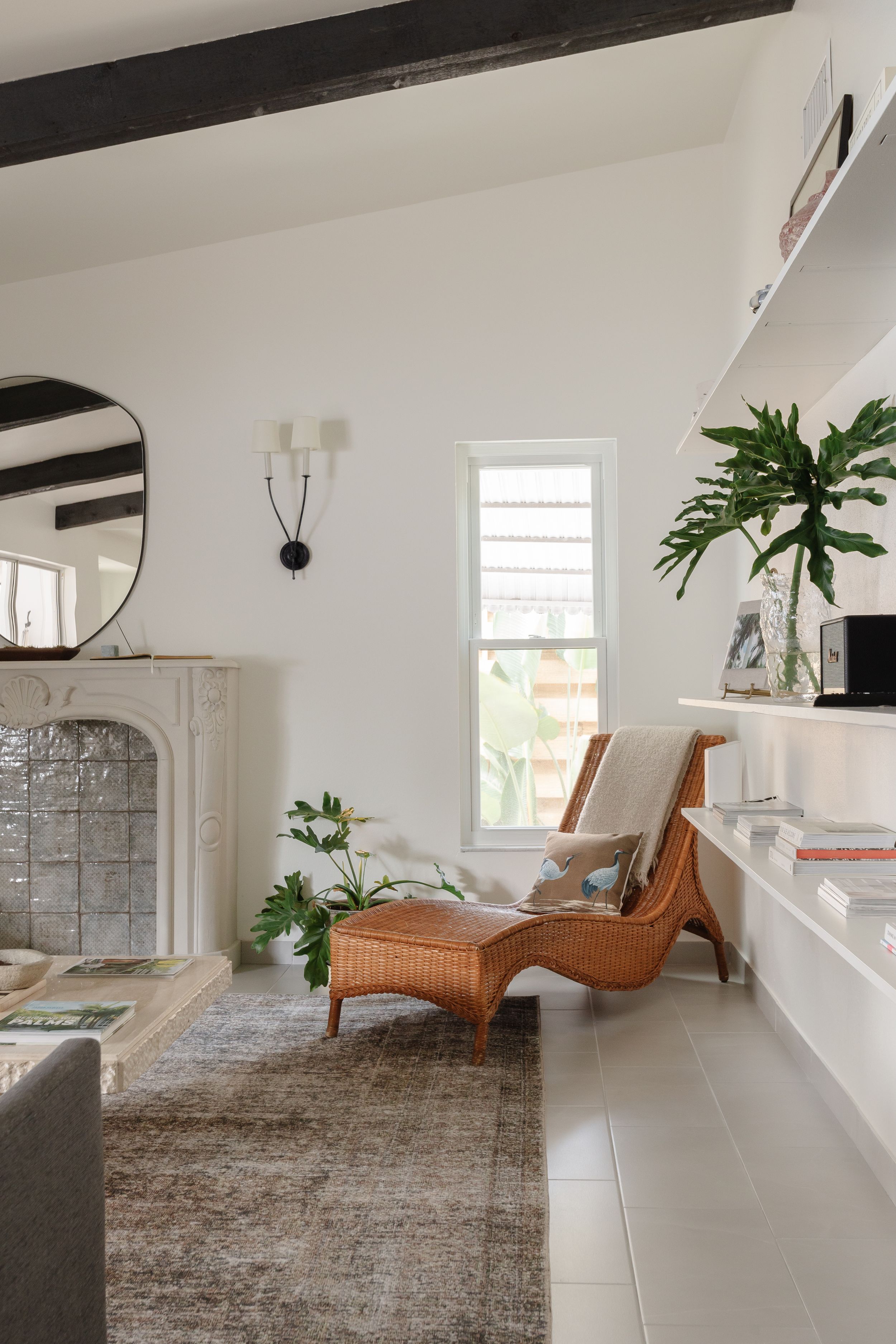 Tara Correa's photography focuses on capturing the architectural interiors of commercial and residential spaces.