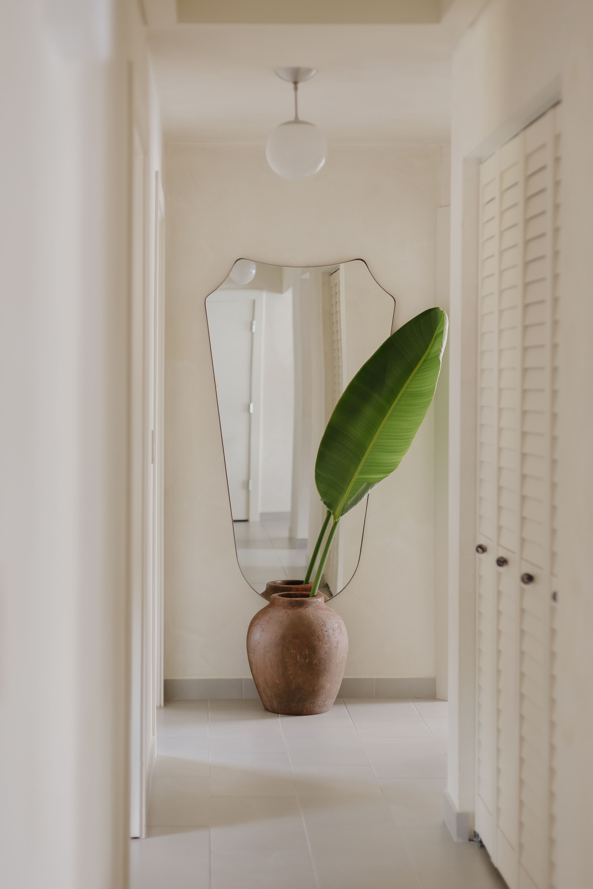 Tara Correa's photography focuses on capturing the architectural interiors of commercial and residential spaces.