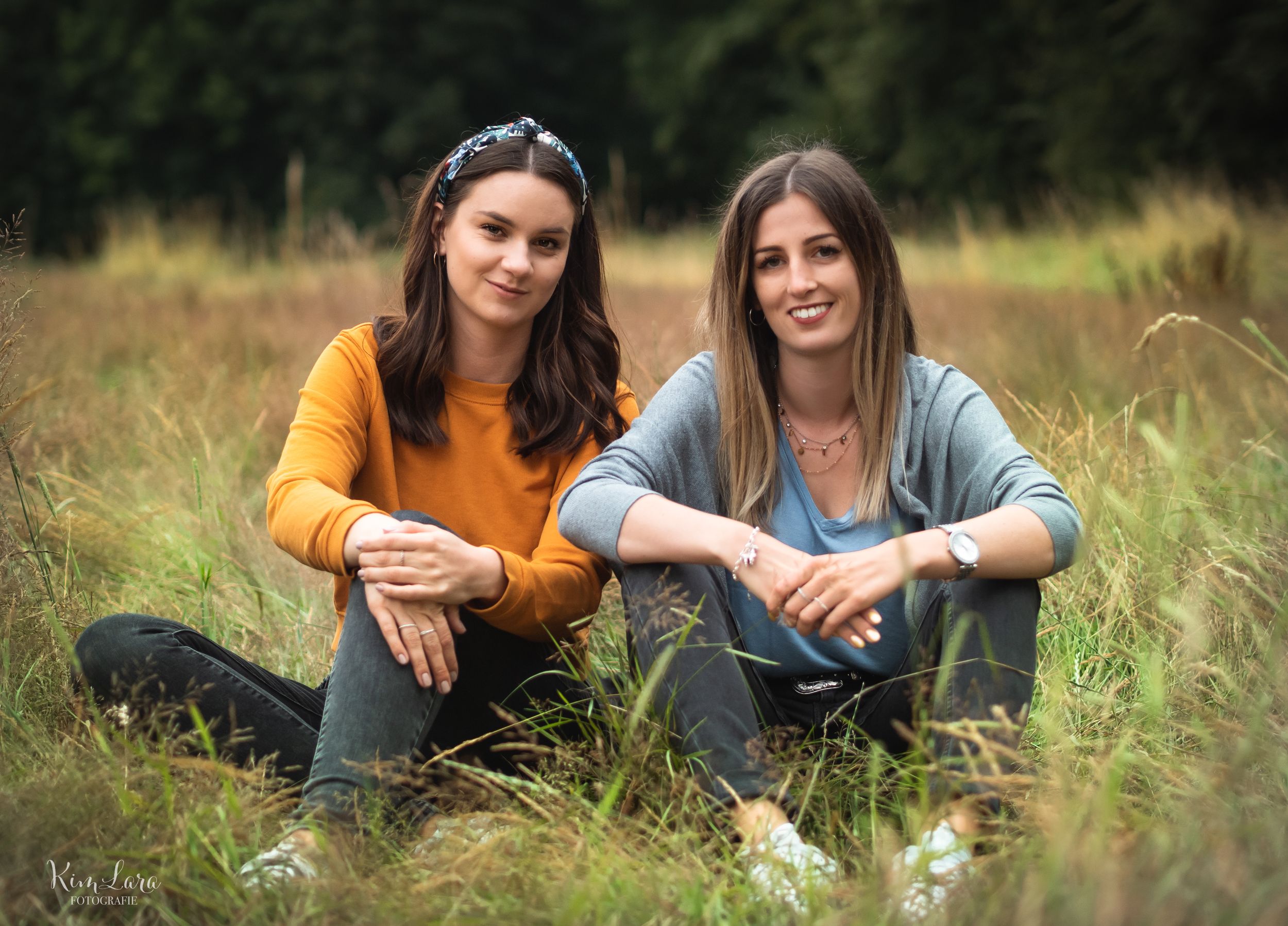 Freundinnen sitzen im Feld