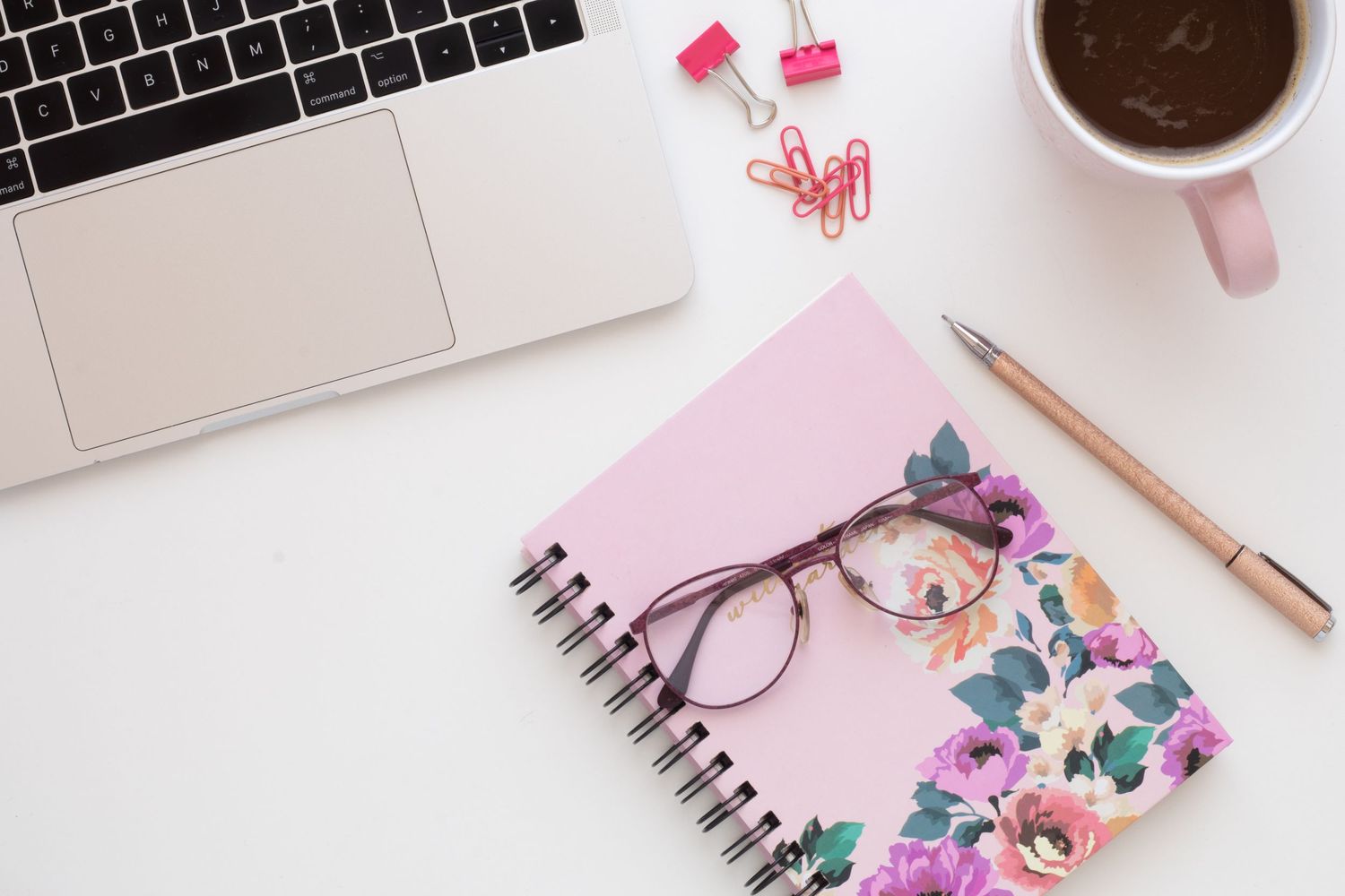 Escritorio, agenda, computadora - Laura Ordoñez Fotografía