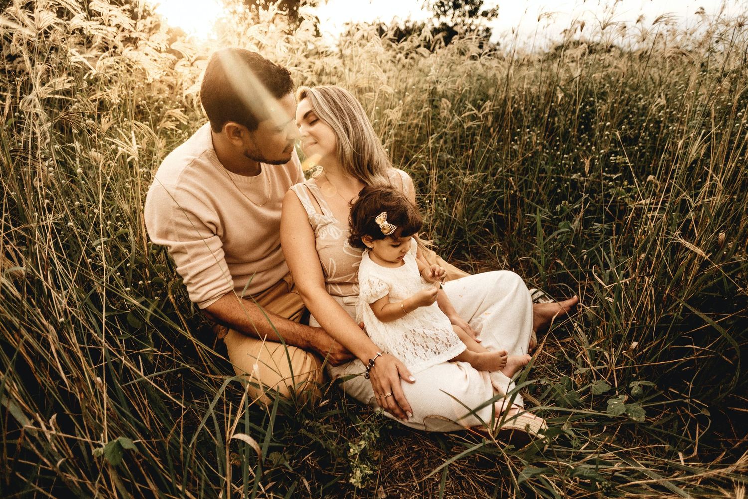 Albertvphotos, family, woods, grass , kids, kids with family. family with kids, kissing, family picture