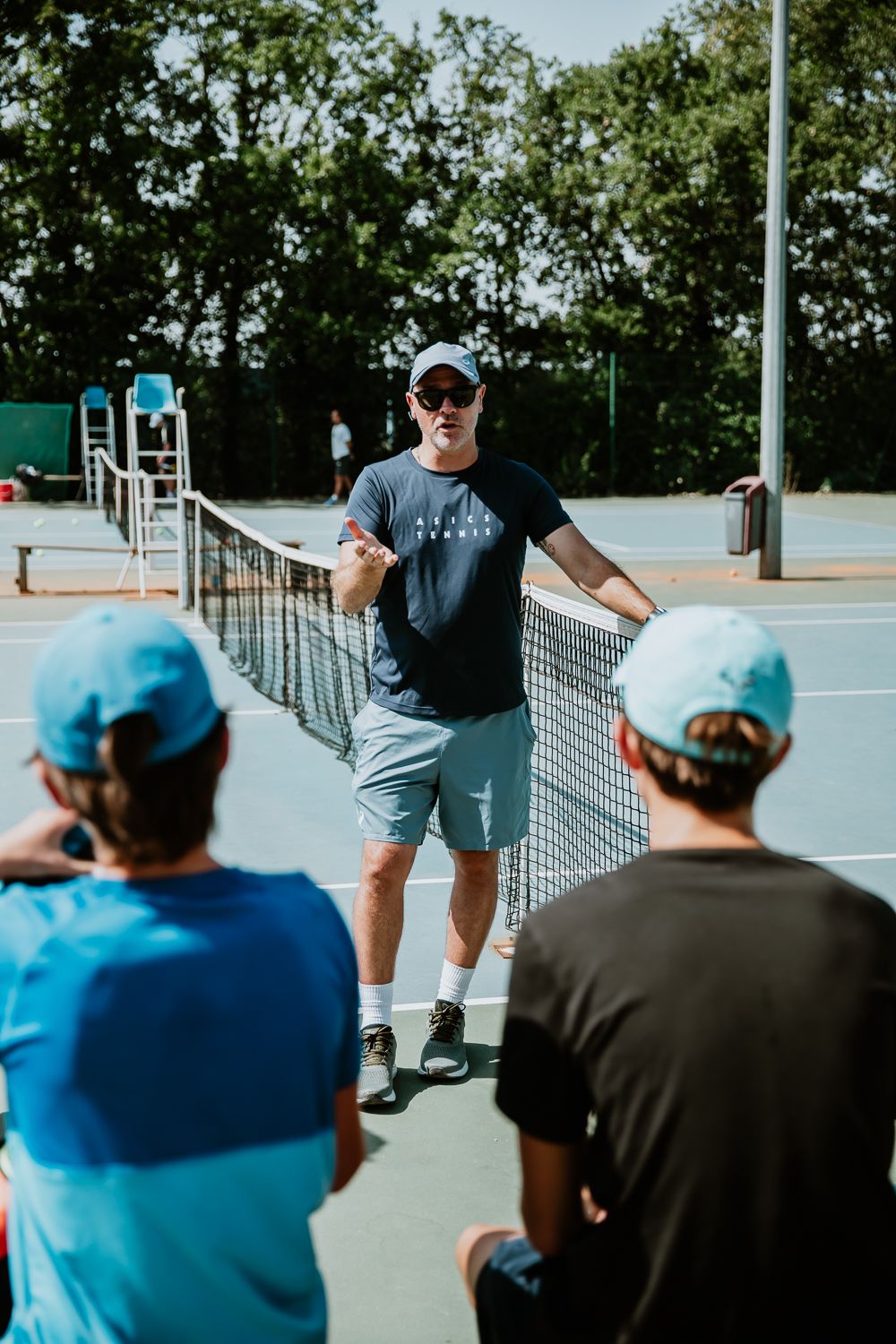 Tennis instructor gives lesson to students - CCTA aix-en-provence