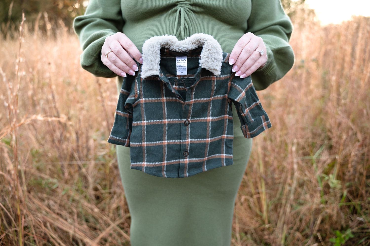 Maternity photo in field