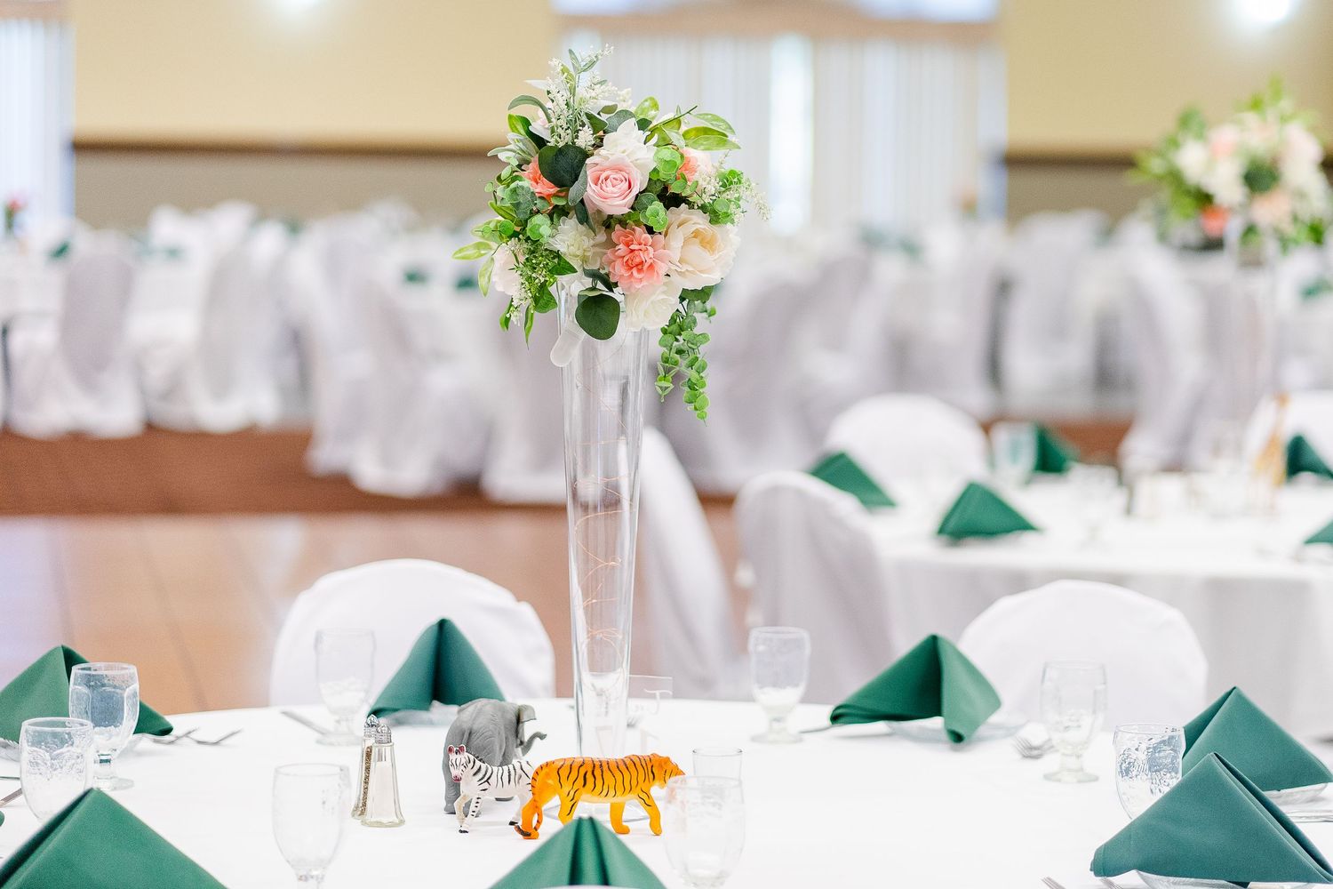 Wedding at Racine Zoo, Racine Wedding Photographer, Zoo Wedding, Wedding at Roma Lodge, Wedding Photos Racine