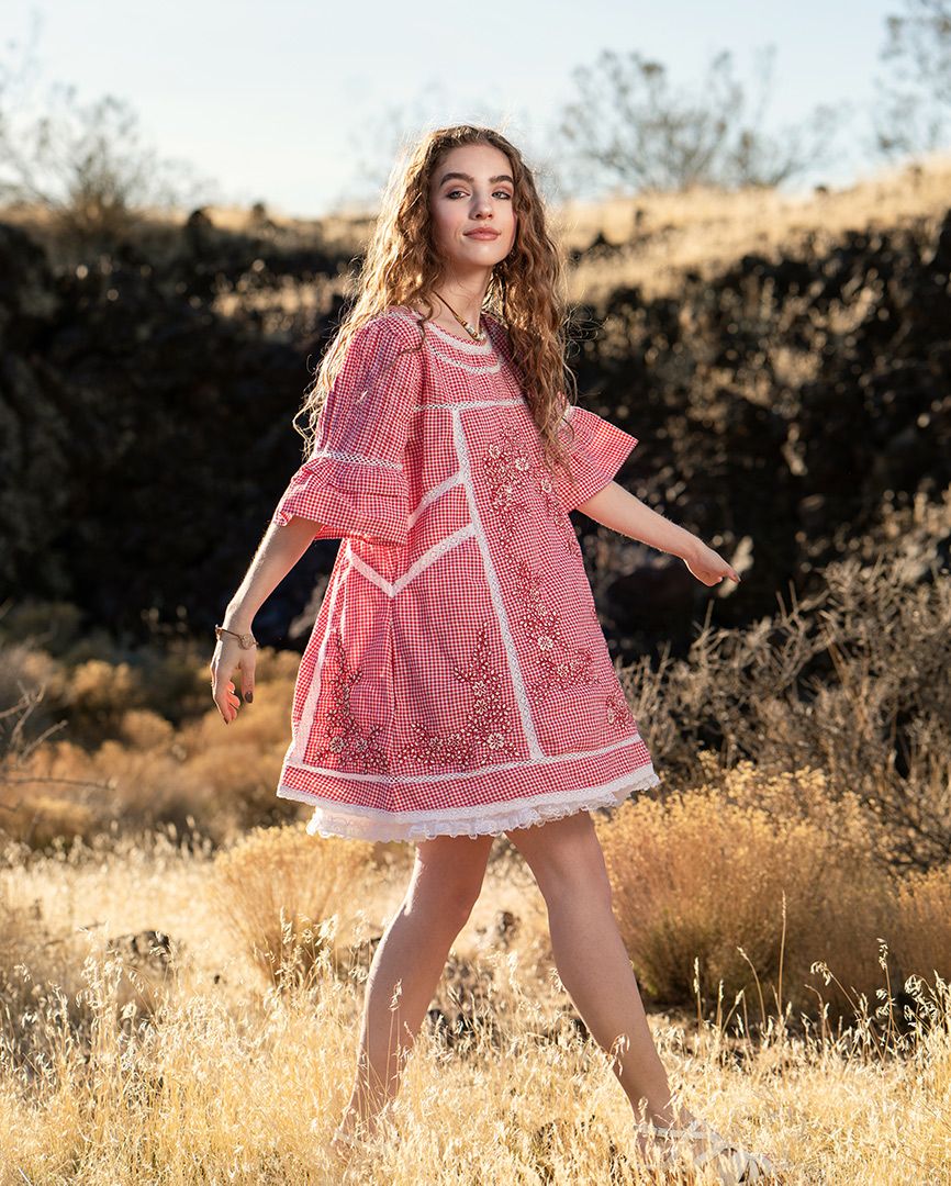 girl-in-cute-dress-posing-for-margie-temme-photography-for-senior-shots