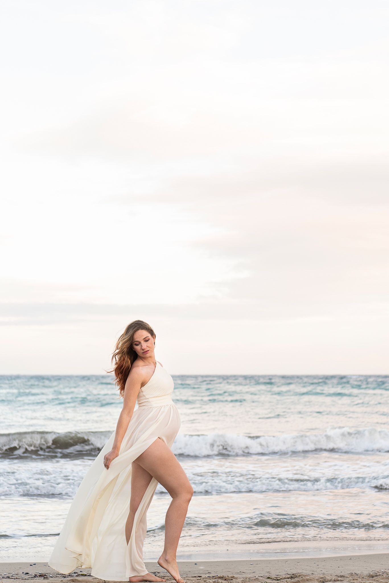 donna-gravidanza-spiaggia-arma-di-taggia-liguria