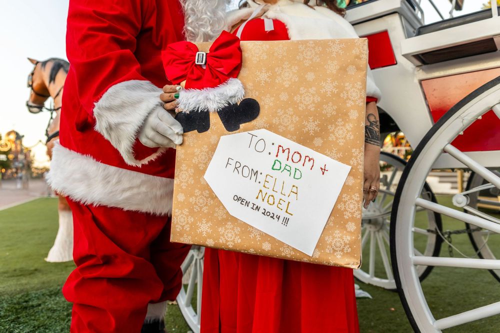 A close up photo of Santa and Mrs. Claus.