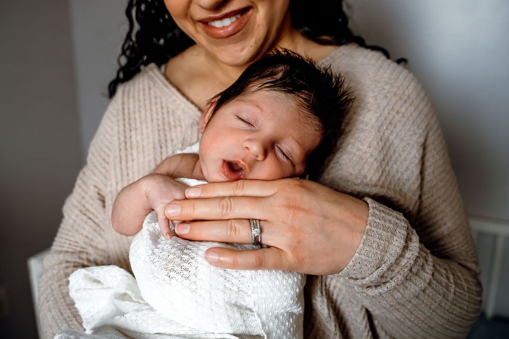 mom and newborn baby picture
