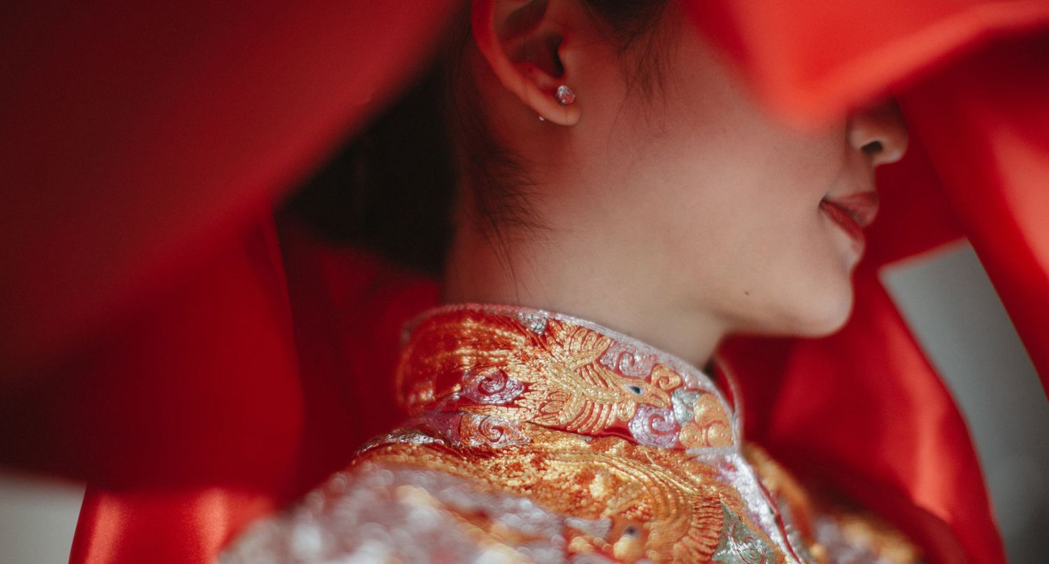 malaysia chinese bride with her red veil in her wedding