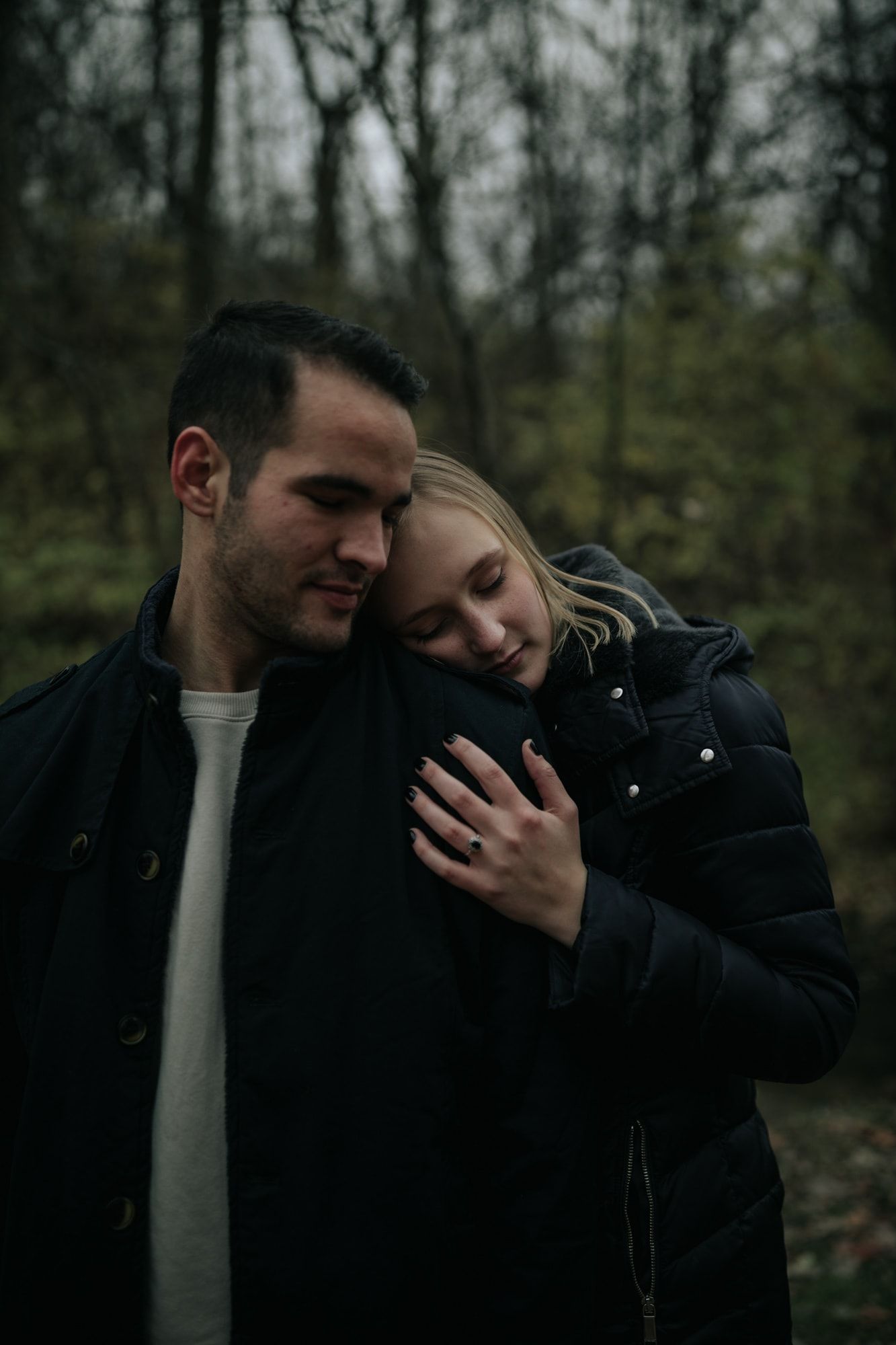 couple-hugging-in-toledo-side-cut-park