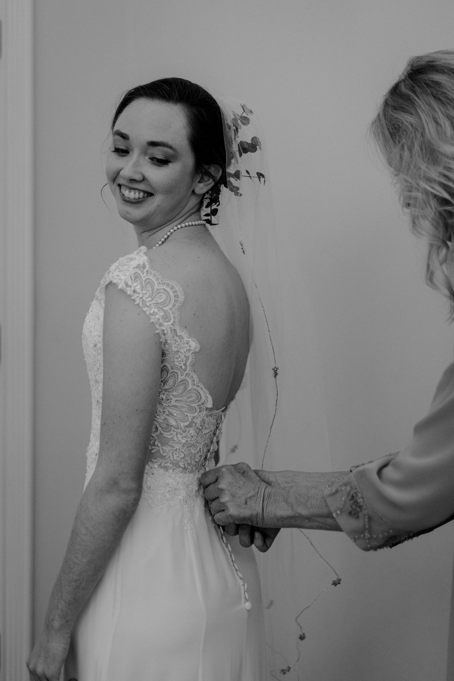Bride getting ready at a Fall Tennessee wedding.