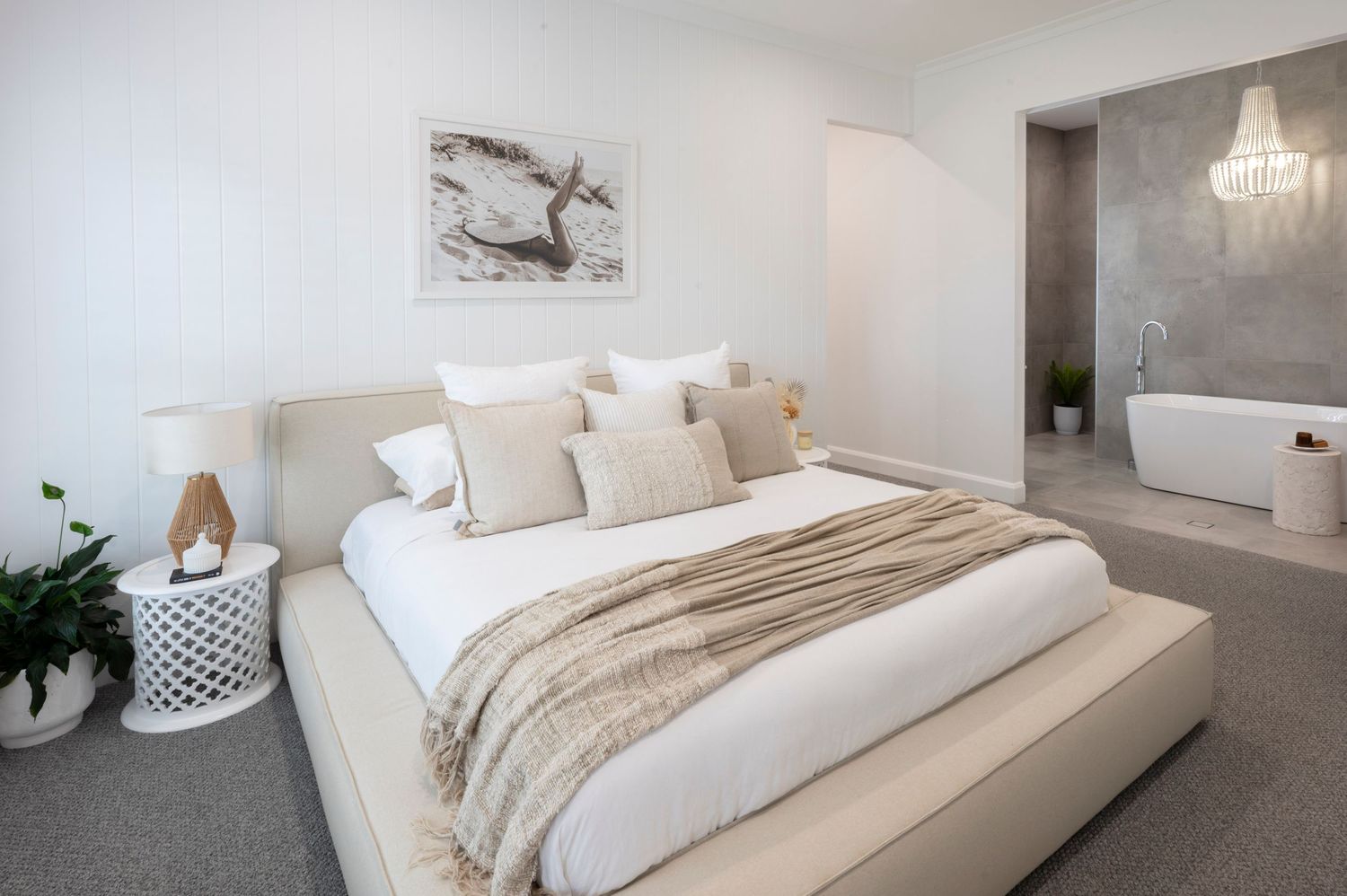 Main bedroom with a bath in the ensuite