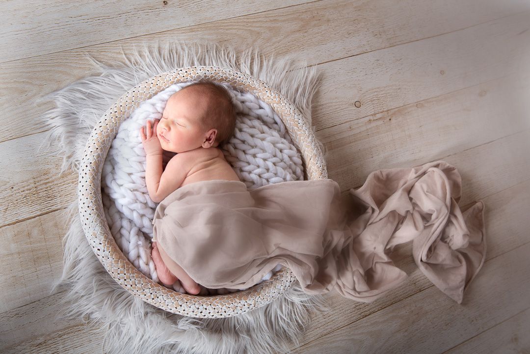 Baby schlaft in Körbchen