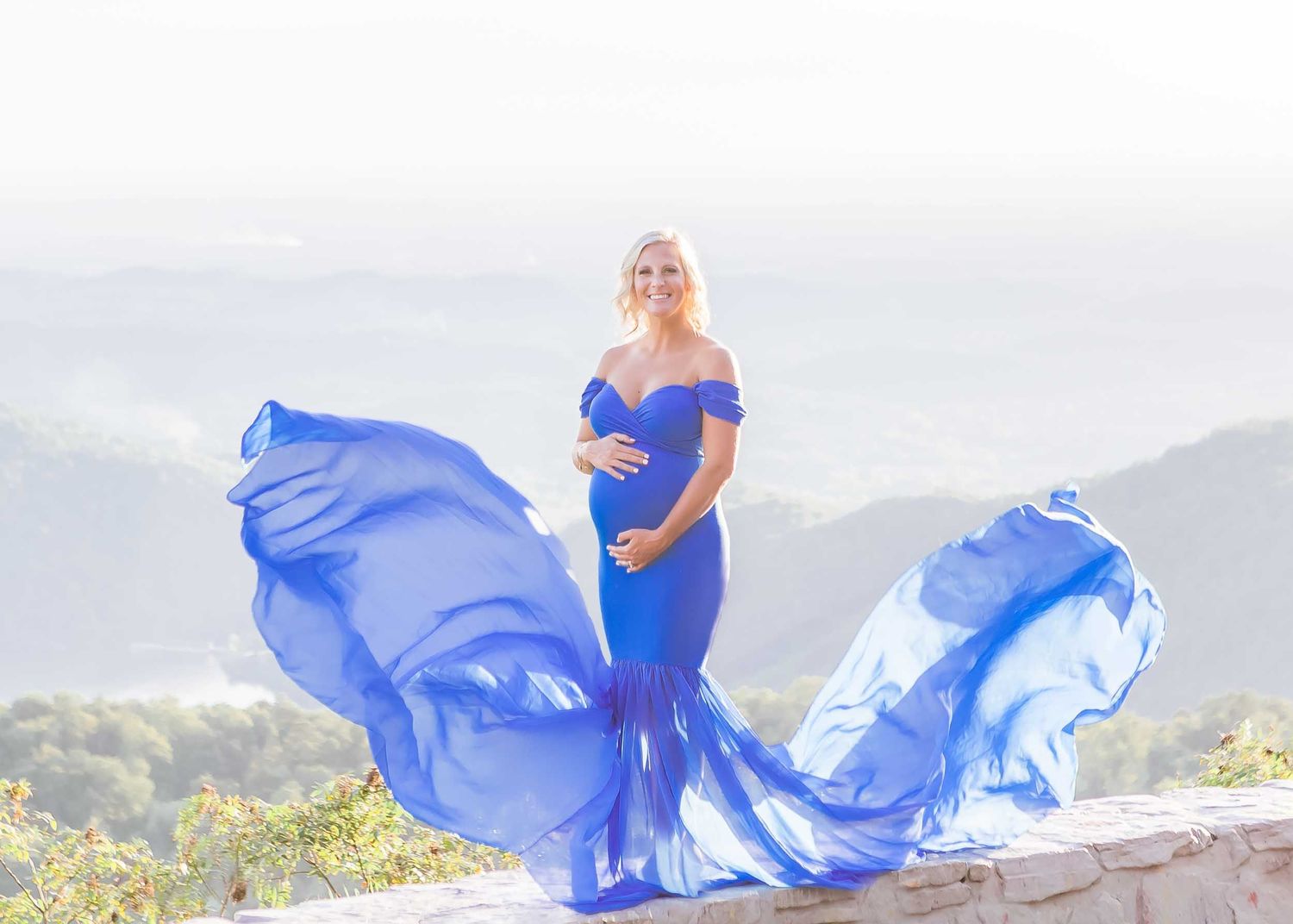 pregnant mother in blue dress, dress is floating in the wind, maternity photoshoot chattanooga, sugarloaf  benton TN,