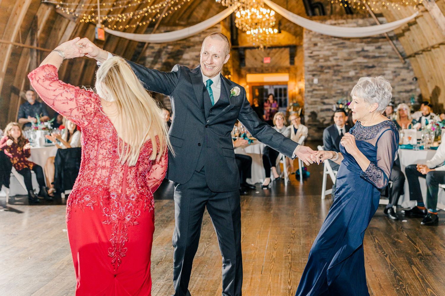 SWEENEY BARN VIRGINIA WEDDING PICTURES