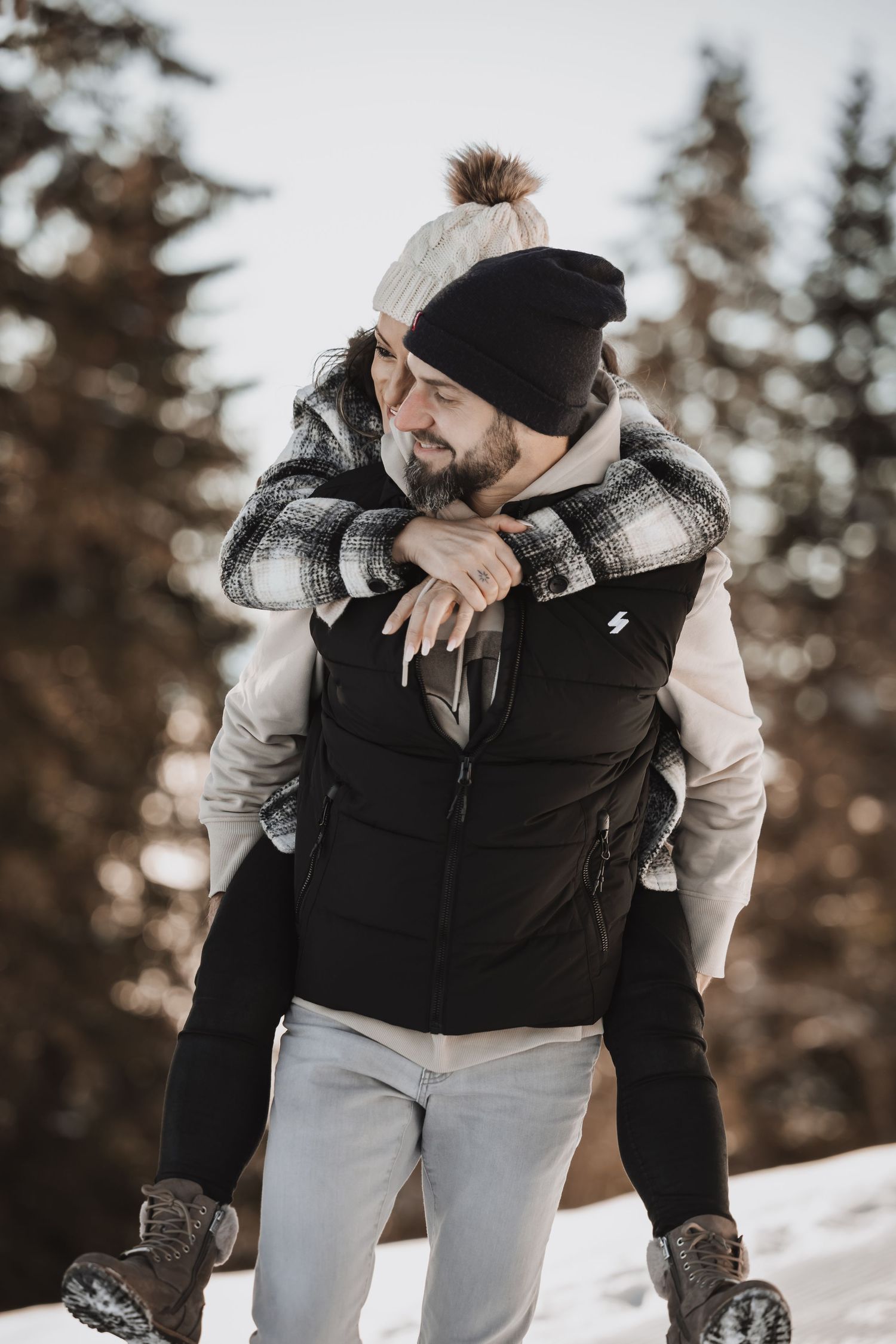 Séance photo couple hivernale – Moments de tendresse et de fun dans un paysage enneigé