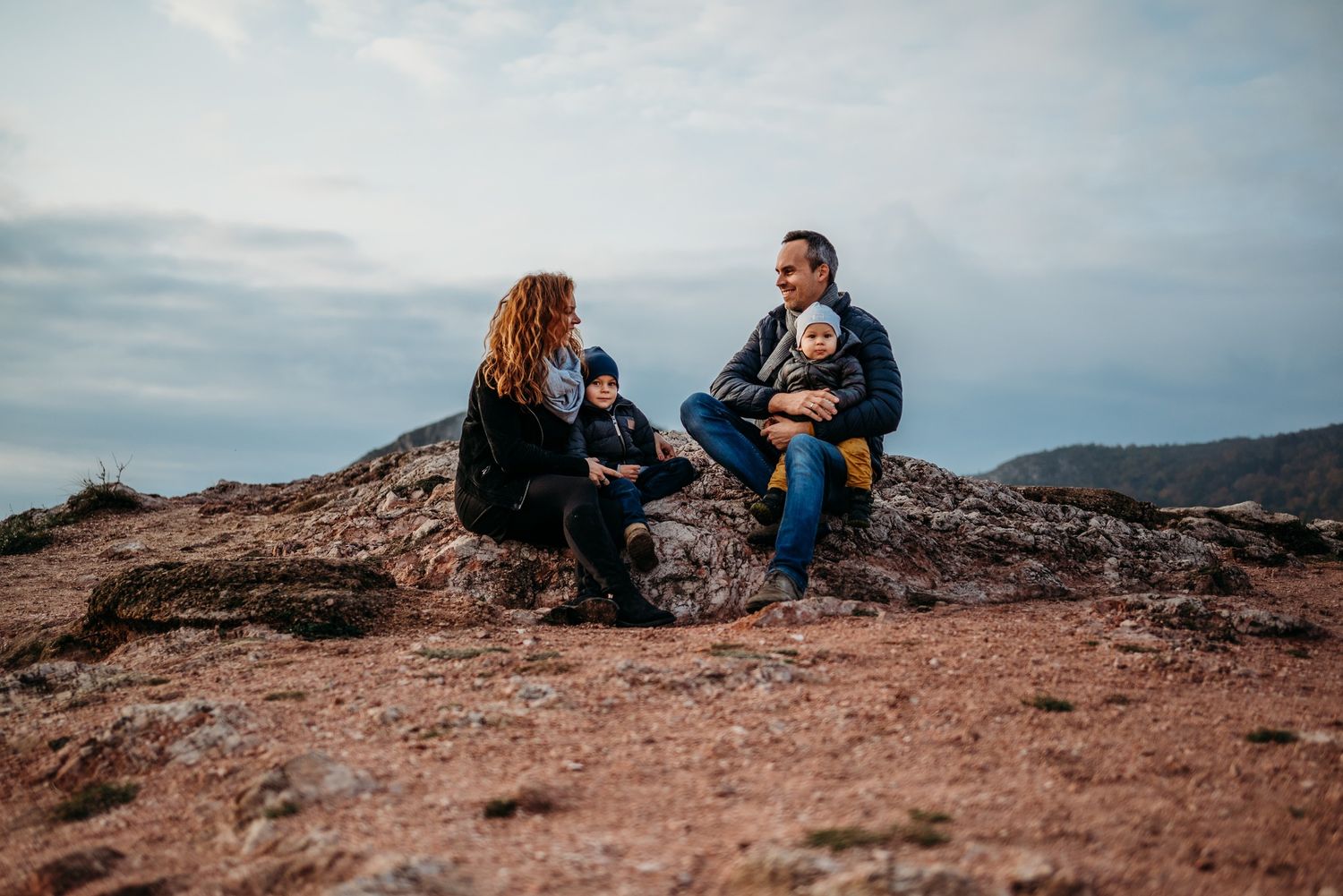 Paper Plane Photography őszi családi fotózás Budaörs Kőhegy két kicsi fiúval