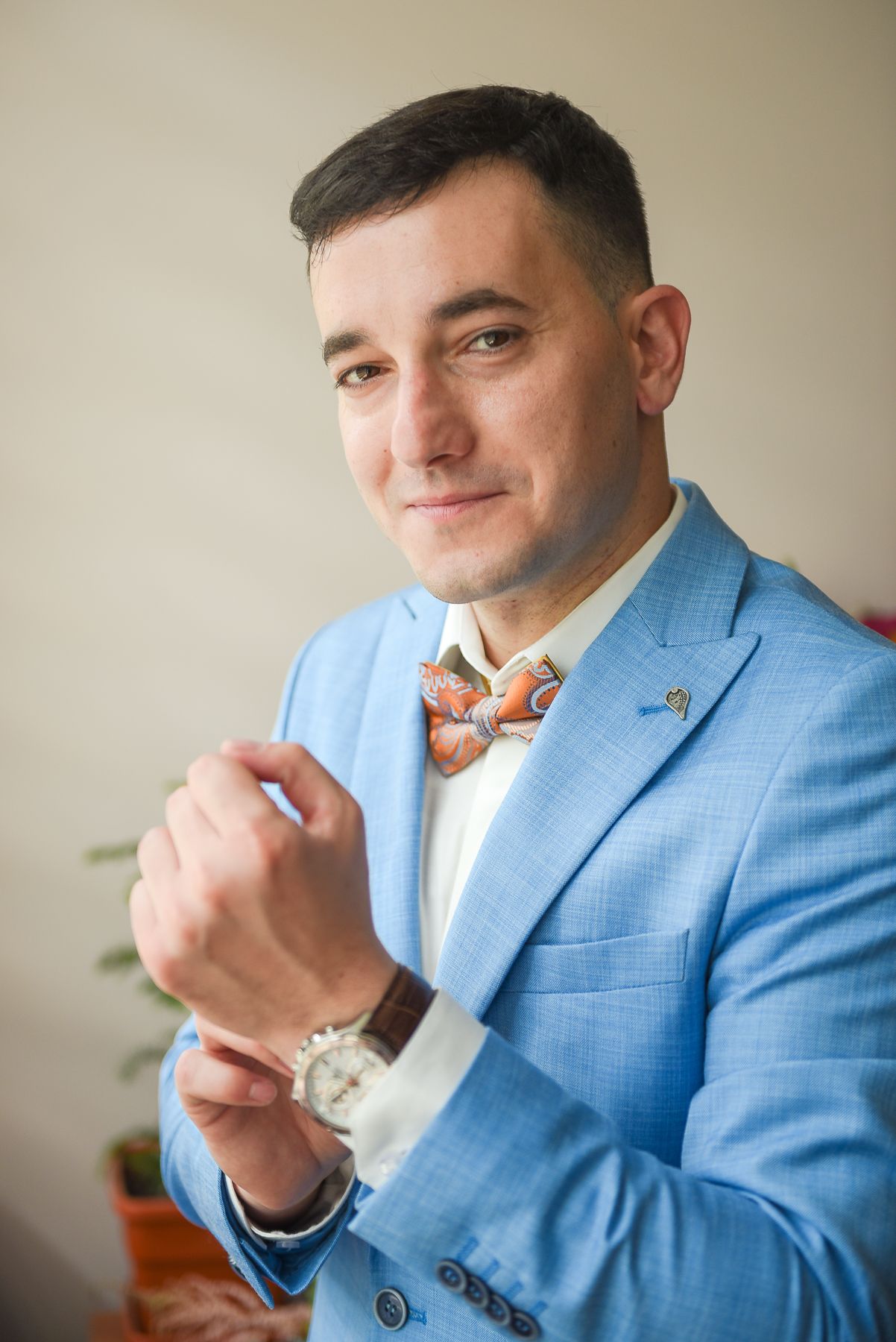 Младоженец оправя своя часовник