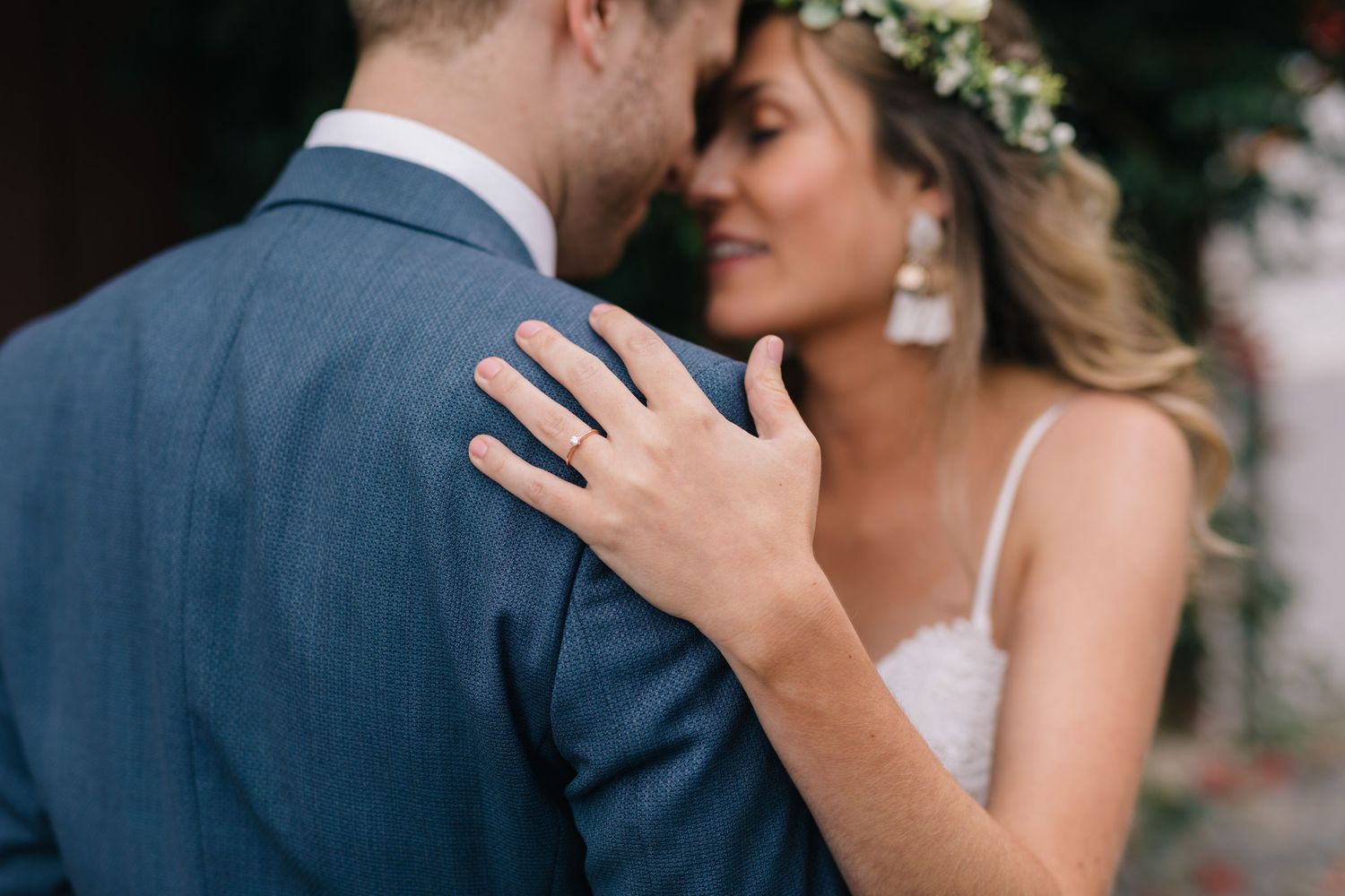 Hochzeitsfotografie - Brautpaar in enger Pose mit Nahaufnahme auf den Ring