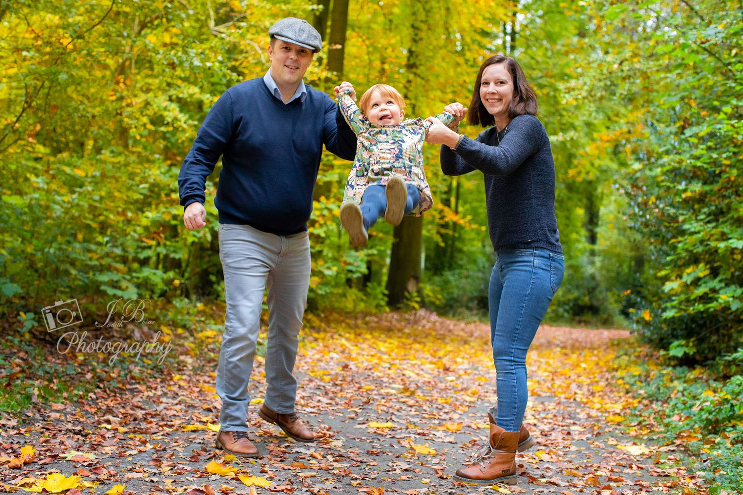 Lustiges Familienfoto mit fliegendem Kind. Authentische Familienfotos in Gelsenkirchen bei Judith Boiar Photography.