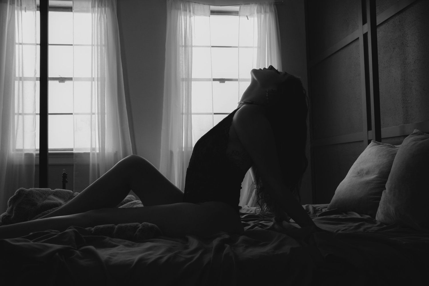 Woman posing in bed for a boudoir photoshoot in lexington kentucky
