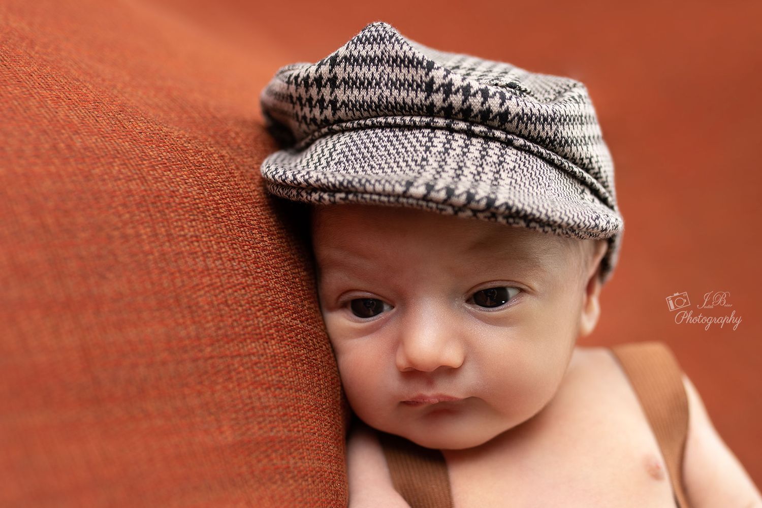 waches Baby mit süßer Mütze. Liebevolle Babyfotografin im Ruhrgebiet. Authentische Fotos Gelsenkirchen, Herten, Herne