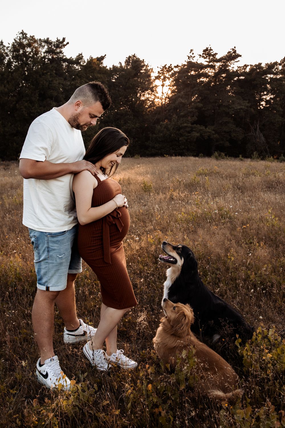 Ontroerende beelden van de aanstaande ouders en hun honden die vol verwachting uitkijken naar de komst van hun kindje