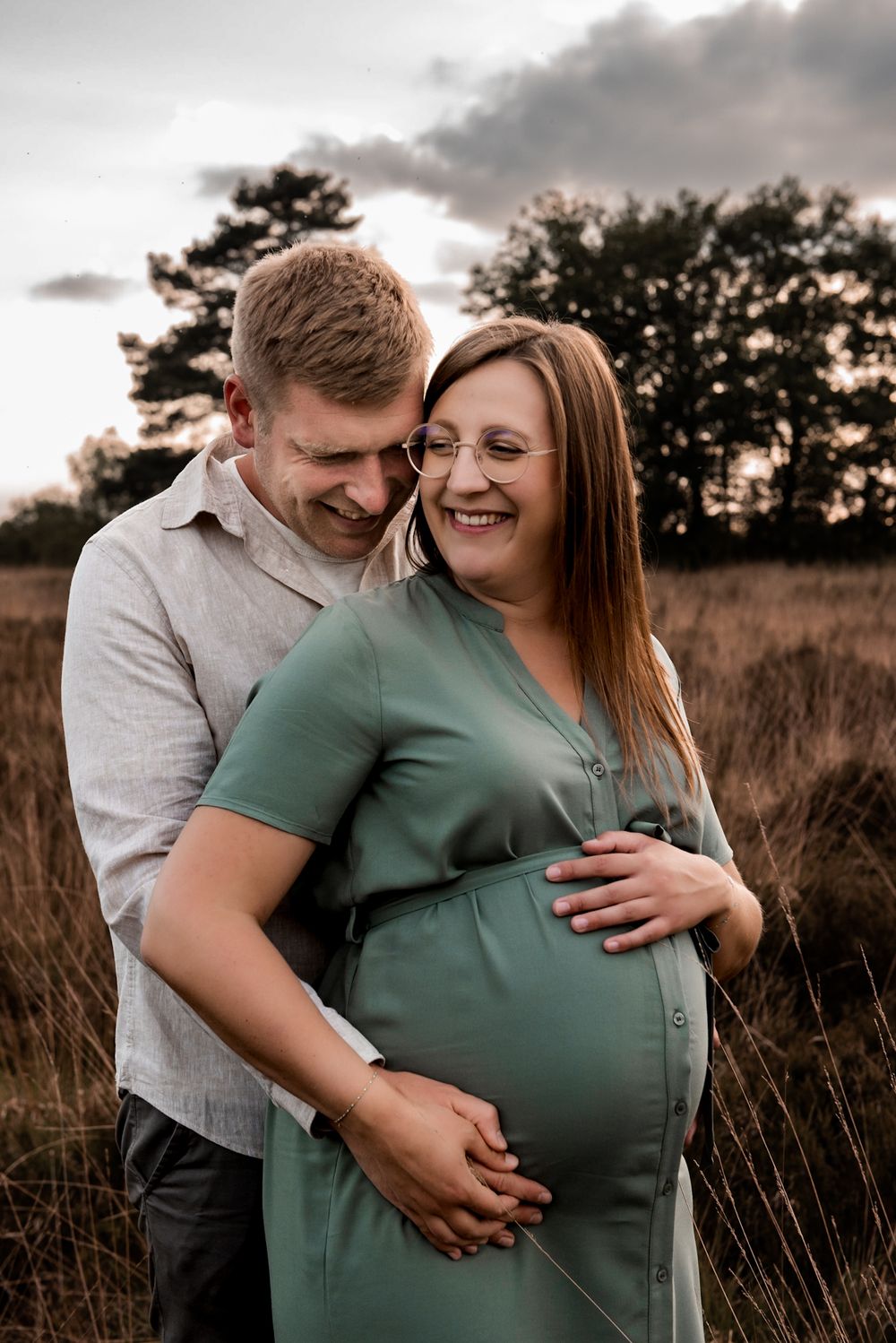 Teder moment tussen toekomstige ouders tijdens een zwangerschapsshoot in Limburg