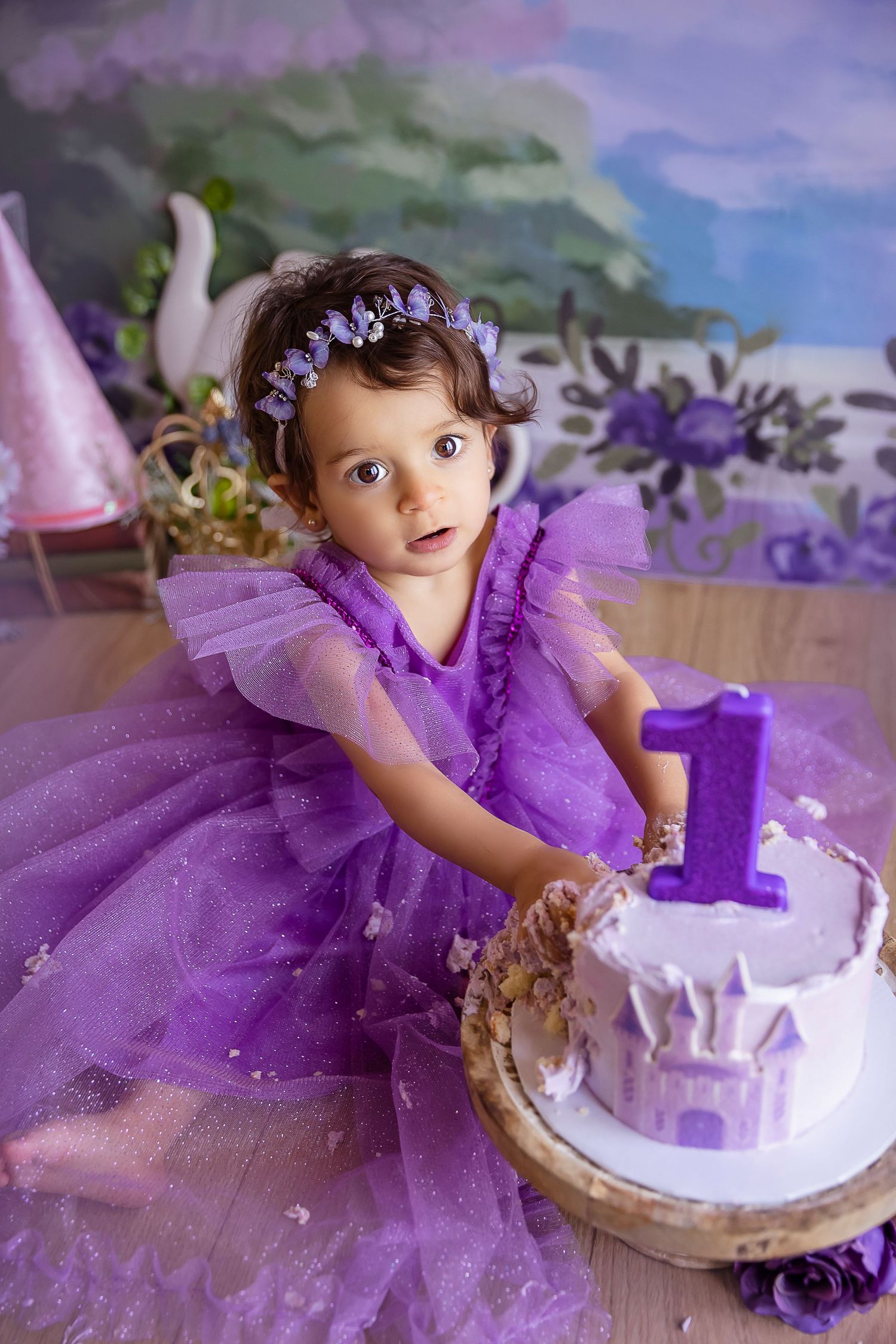 bebe de un ano tocando su bizcocho de princesa estudio fotografico en ponce