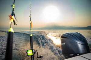 barca al tramonto con motore yamaha