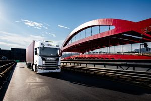 camion per spedizioni nel porto di genova