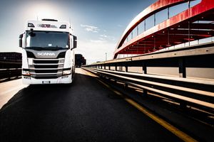 camion per spedizioni intermodali nel porto di genova