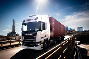 camion per spedizioni intermodali nel porto di genova