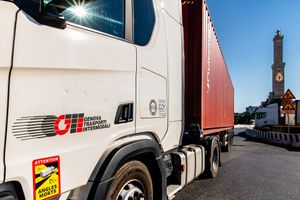 camion per spedizioni intermodali nel porto di genova con la lanterna sullo sfondo