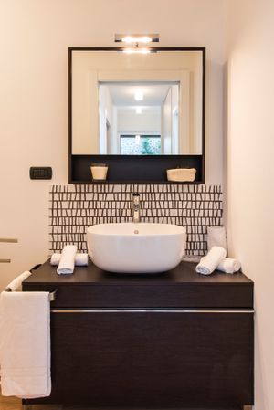 bagno di casa sul mare a bergeggi