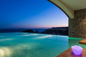 piscina sul mare a bergeggi savona