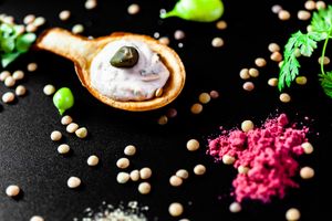 preparazione e impiattamento chef in cucina