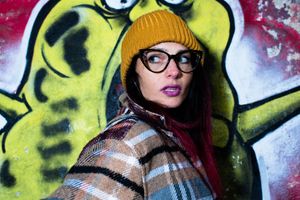modella indossa occhiali fashion moda